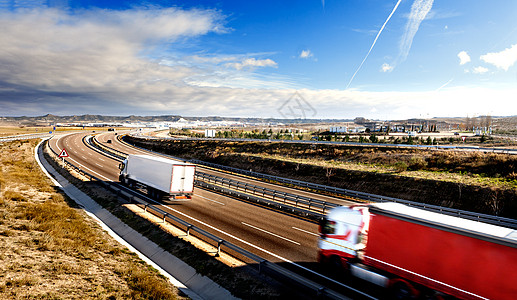 卡车和高速公路驾驶天空地平线速度旅行日落基础设施国际货运后勤送货图片