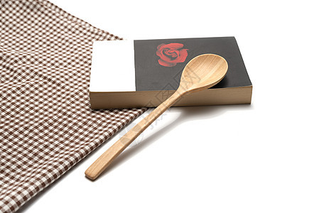 和有厨房毛巾的书汤勺食谱文化饮食菜单笔记美食木头木板写作桌子图片