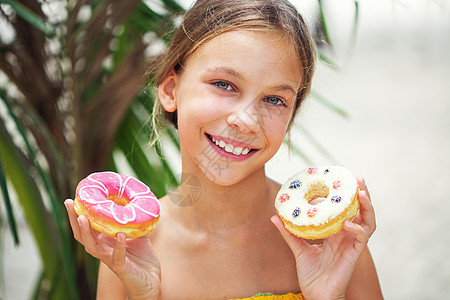 女孩吃甜甜圈青少年乐趣学校早餐垃圾面包青春期饮食眼镜童年图片
