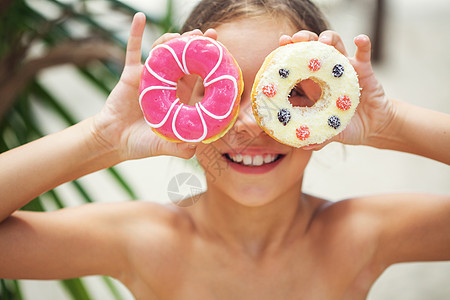 女孩吃甜甜圈饮食育肥糖果乐趣早餐甜点青少年小吃童年面团图片