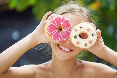 女孩吃甜甜圈快乐食物饮食糖果垃圾眼镜早餐青春期面团小吃图片