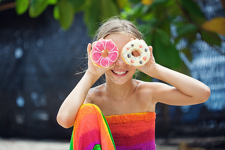 女孩吃甜甜圈童年垃圾眼镜青少年微笑甜点糖果面包小吃早餐图片