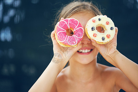 女孩吃甜甜圈面包甜点快乐微笑小吃乐趣食物蛋糕育肥糖果图片