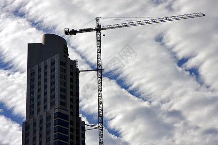 摩天大楼云和起重机工作蓝色海浪水泥失真混凝土浅蓝色天空团结阴影图片