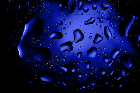 蓝色带水滴的抽象背景玻璃雨滴宏观艺术珠子液体飞沫气泡图片