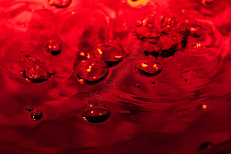 红色抽象背景与水滴玻璃液体飞沫宏观珠子艺术气泡雨滴图片