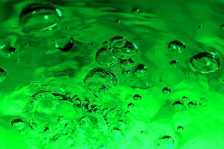 绿色抽象背景与水滴飞沫液体珠子艺术宏观玻璃雨滴气泡图片