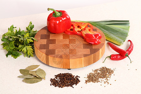 切菜板上的蔬菜韭葱木板草本植物红色食物水果胡椒子香料香菜图片