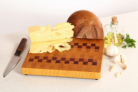 切割板上的产品棕色食物香菜厨房烹饪菜板木头蔬菜木板植物油图片