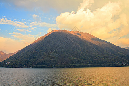 卢加诺湖或塞雷西奥湖风景假期全景图片