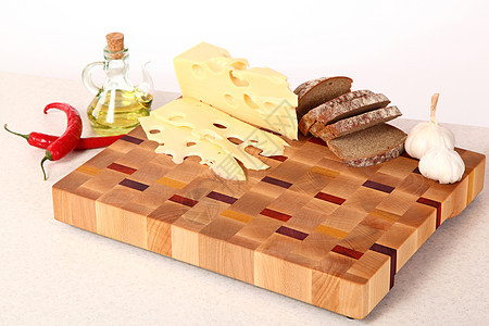 切割板上的产品烹饪厨房木板胡椒食物植物油红色蔬菜棕色木头图片