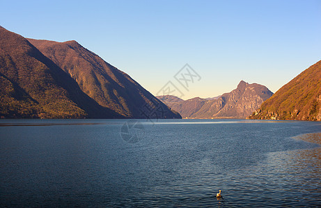 卢加诺湖或塞雷西奥湖全景假期风景图片