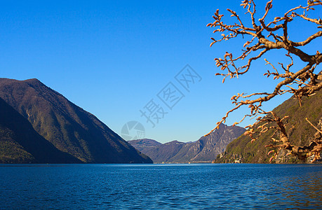 卢加诺湖或塞雷西奥湖风景全景假期图片