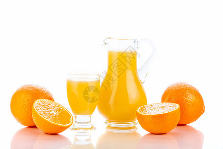 橘子汁在投手和橙子中橙色热带甜食食物影棚饮食果汁色彩温度反射背景图片