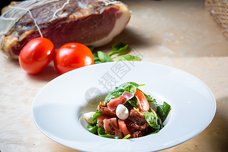 草莓沙拉 香肠 草药 干酪和黑莓甘蓝醋蔬菜水果食物美食红色叶子香醋熏制小吃白色图片