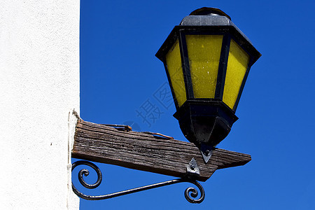 街道灯和Colonia的一堵墙蓝色管道岩石石头黄色阴影白色黑色天空圆顶图片