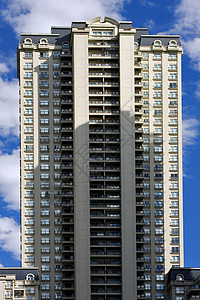 白云和黄云 在阿根廷摩天大楼蓝色钢筋天空混凝土办公室水泥窗户金属海浪图片