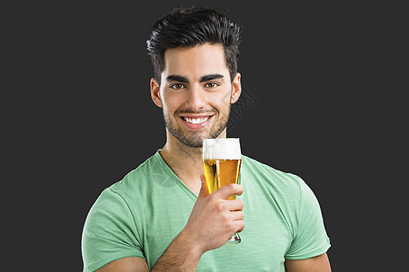 年轻人喝啤酒绿色玻璃灰色饮料啤酒微笑牙裔幸福快乐男性图片