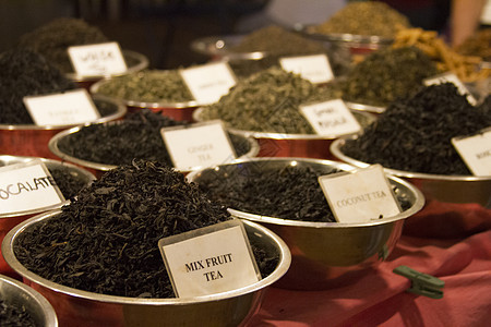 在印度跳蚤市场发现不同茶味叶子香气店铺文化芳香味道单宁贸易标签销售图片