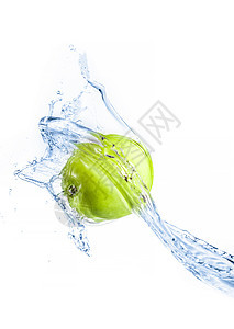 绿苹果 有水喷洒 孤立运动液体食物饮食果汁生活气泡海浪洗涤水果图片