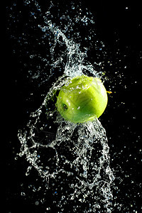 绿色苹果 有水喷洒 黑色运动气泡果汁洗涤飞溅液体生活水果茶点海浪图片