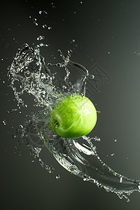 绿色苹果 有水喷洒 黑色食物洗涤水果果汁海浪饮食生活运动气泡飞溅图片