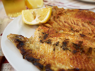 鱼油炸炙烤香料鳟鱼草本植物饮食烹饪盘子鱼片海鲜图片