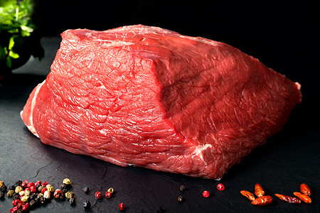 猪肉未煮熟的新鲜牛肉和牛肉 鲜红肉 背景上配有香料图片