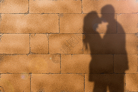 在墙上亲吻的影子图片