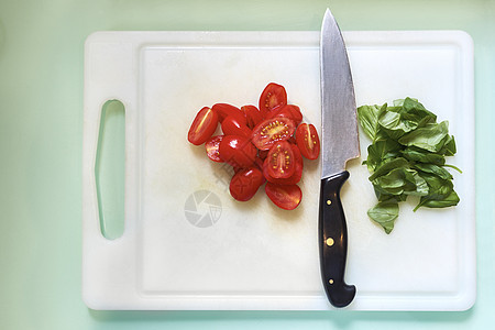 樱桃西红柿和basil厨房红色树叶空间香料食物蔬菜切菜板高角度用具图片