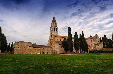 圣玛丽亚·阿松塔和意大利阿基莱亚的钟楼图片