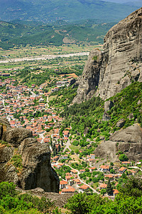 希腊Meteora岩石的Kalambaka小城镇风景图片