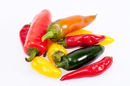 白色背景上绝缘的多彩原辣椒辣椒蔬菜食物味道食谱香料沙拉胡椒饮食绿色农业图片