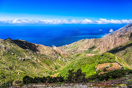 带岩石的海岸或海岸蓝色海洋支撑绿色地平线风景天空天际图片