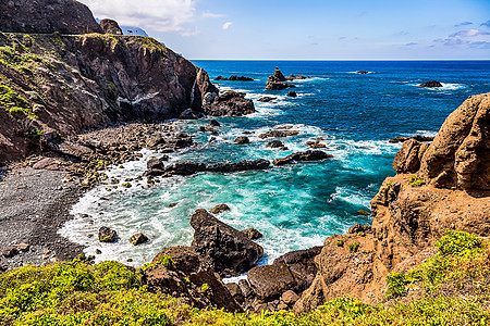 大西洋海岸或岸边天空岩石天际绿色支撑地平线海洋海浪风景蓝色图片