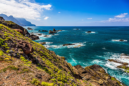 带岩石的海洋海岸地平线天际蓝色天空支撑风景绿色图片