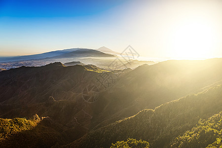 山上阳光照耀的太阳图片