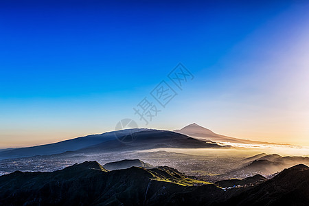 山中的日落天空火山蓝色背景图片