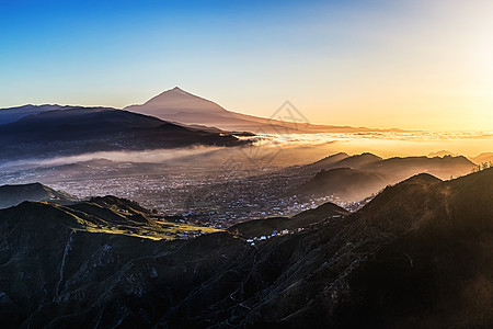 山岳和迷雾中沉睡图片