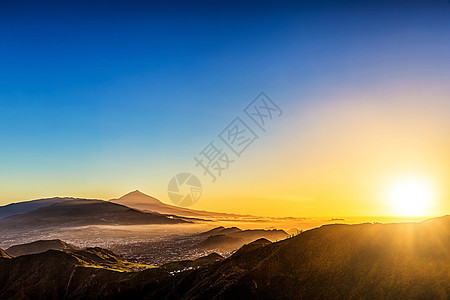 蓝天上山上阳光照耀太阳图片