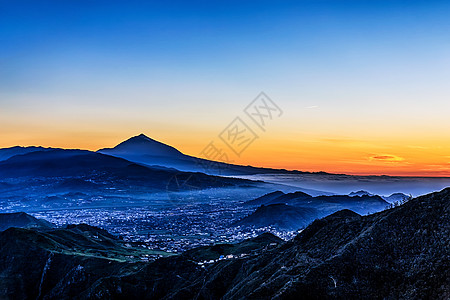 山脉和铁山火山的日落火山天空阴霾蓝色图片