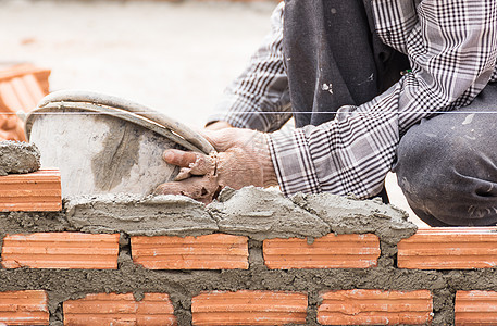 在砖墙建筑工地工作的木头人房子活动劳动者工人住宅行动安装石工石匠工匠图片