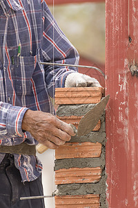 在砖墙建筑工地工作的木头人住宅房子石头工具劳动者贸易工匠红砖安装工人图片
