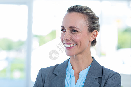 微笑的商务人士向外看人士商务女士金发女郎套装金发快乐公司浅色职场图片