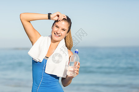 看着摄影机的漂亮身材漂亮的女人的肖像运动竞技闲暇女性毛巾海滩运动服微笑快乐身体图片