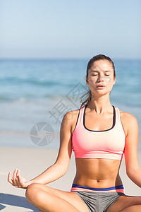 在海边做瑜伽的合适女人闲暇女性竞技运动服运动自由海洋护理海滩身体图片