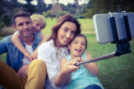 快乐的家庭在公园里自拍男生夫妻男人农村团结手机女儿儿子活动绿地图片
