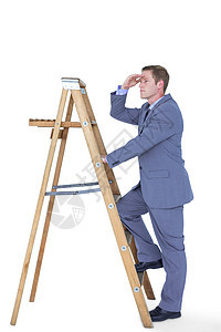 商务人士站在梯梯上观望的复合形象阶梯人士夹克专注梯子男人进步套装男性公司图片