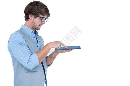 使用平板电脑的帅哥微笑快乐棕色男性滚动药片触摸屏头发男人图片