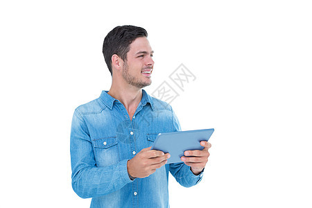 拥有平板牌牌的英俊嬉马触摸屏服装平板微笑滚动男性衬衫电脑胡子男人图片